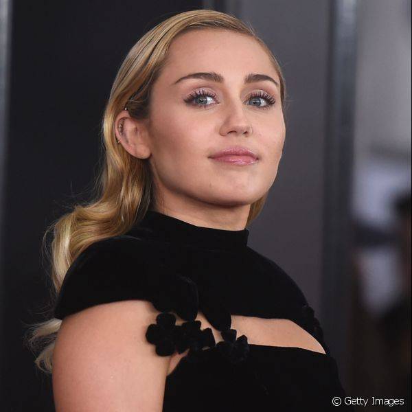 Miley Cyrus preferiu a maquiagem nude e com acabamento glossy para um ar mais natural (Foto: Getty Images)